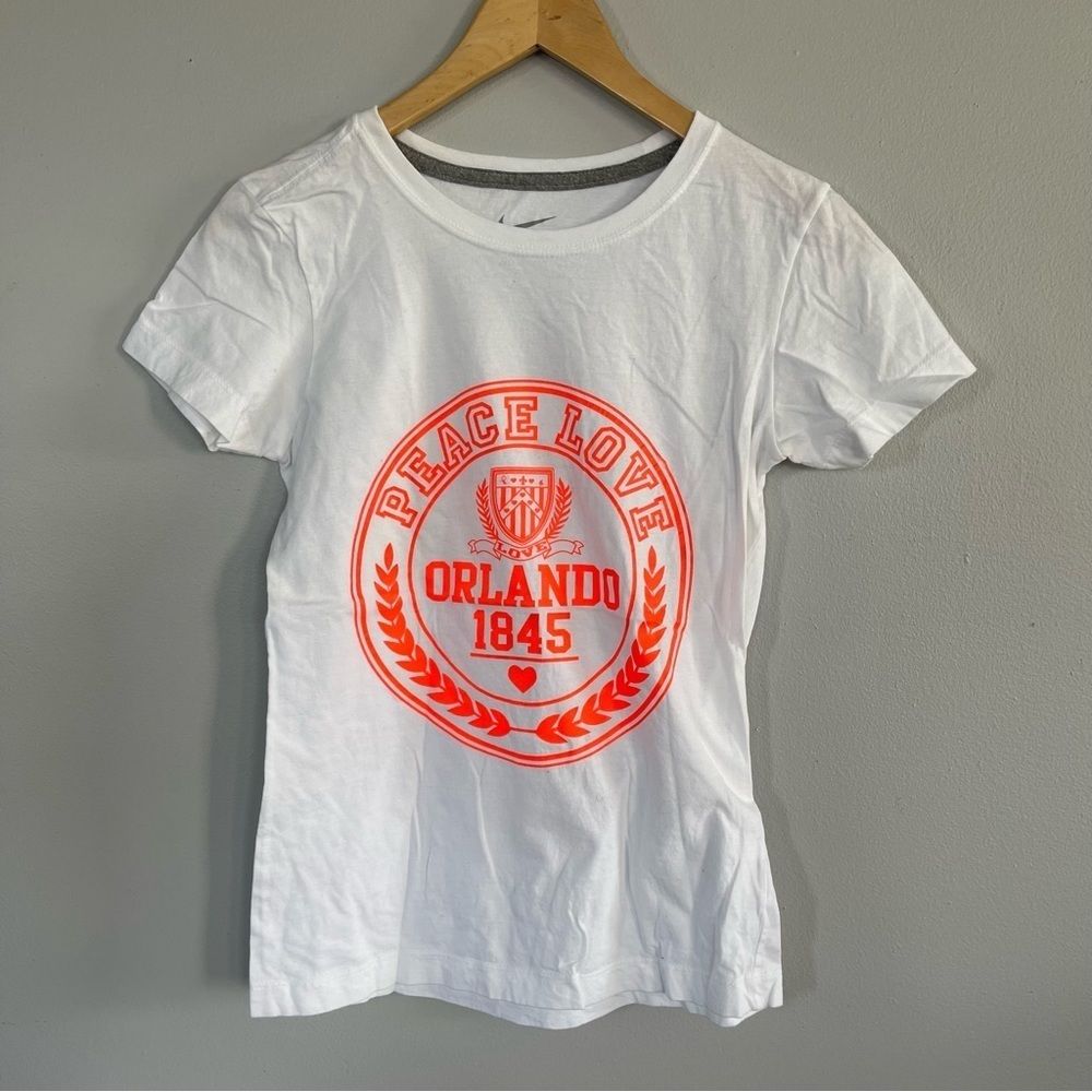 Nike Graphic T-shirt size S